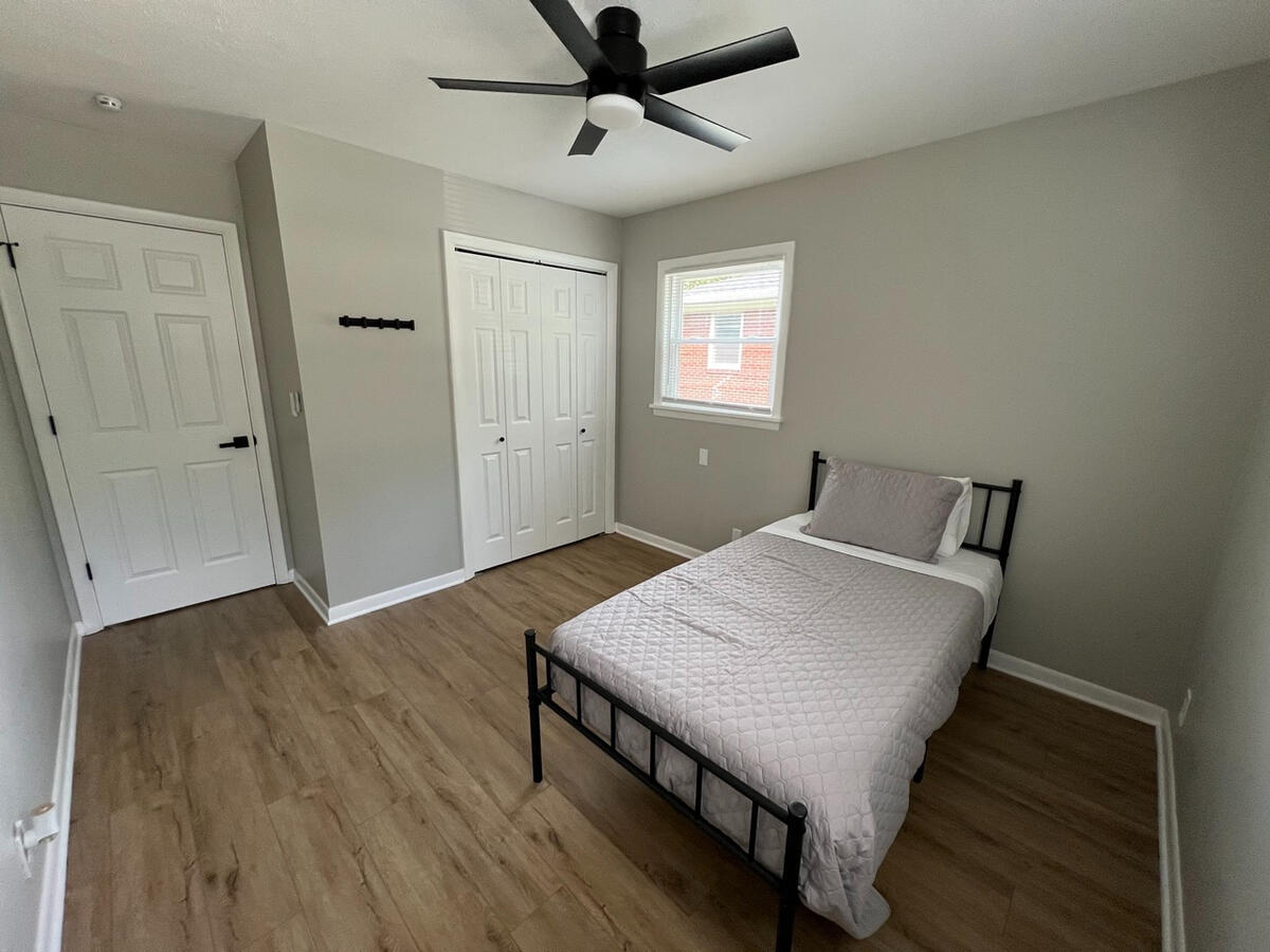 Shared crashpad bedroom with dedicated cold beds for SDF-based crew