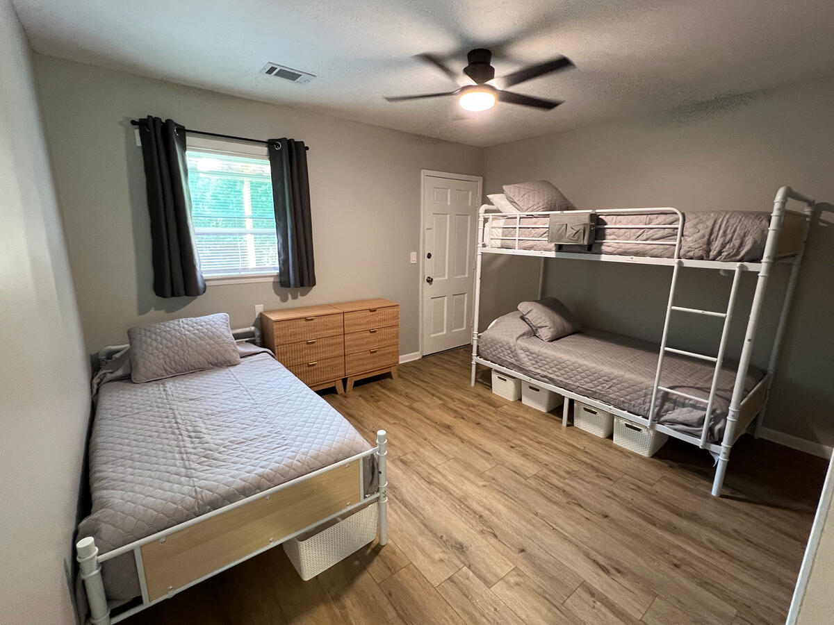 Shared crashpad bedroom with dedicated cold beds for SDF-based crew