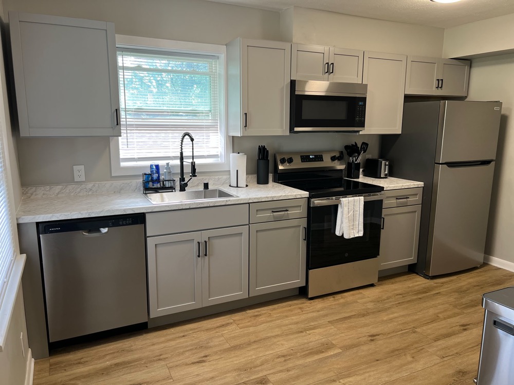 Fully equipped kitchen with full appliances