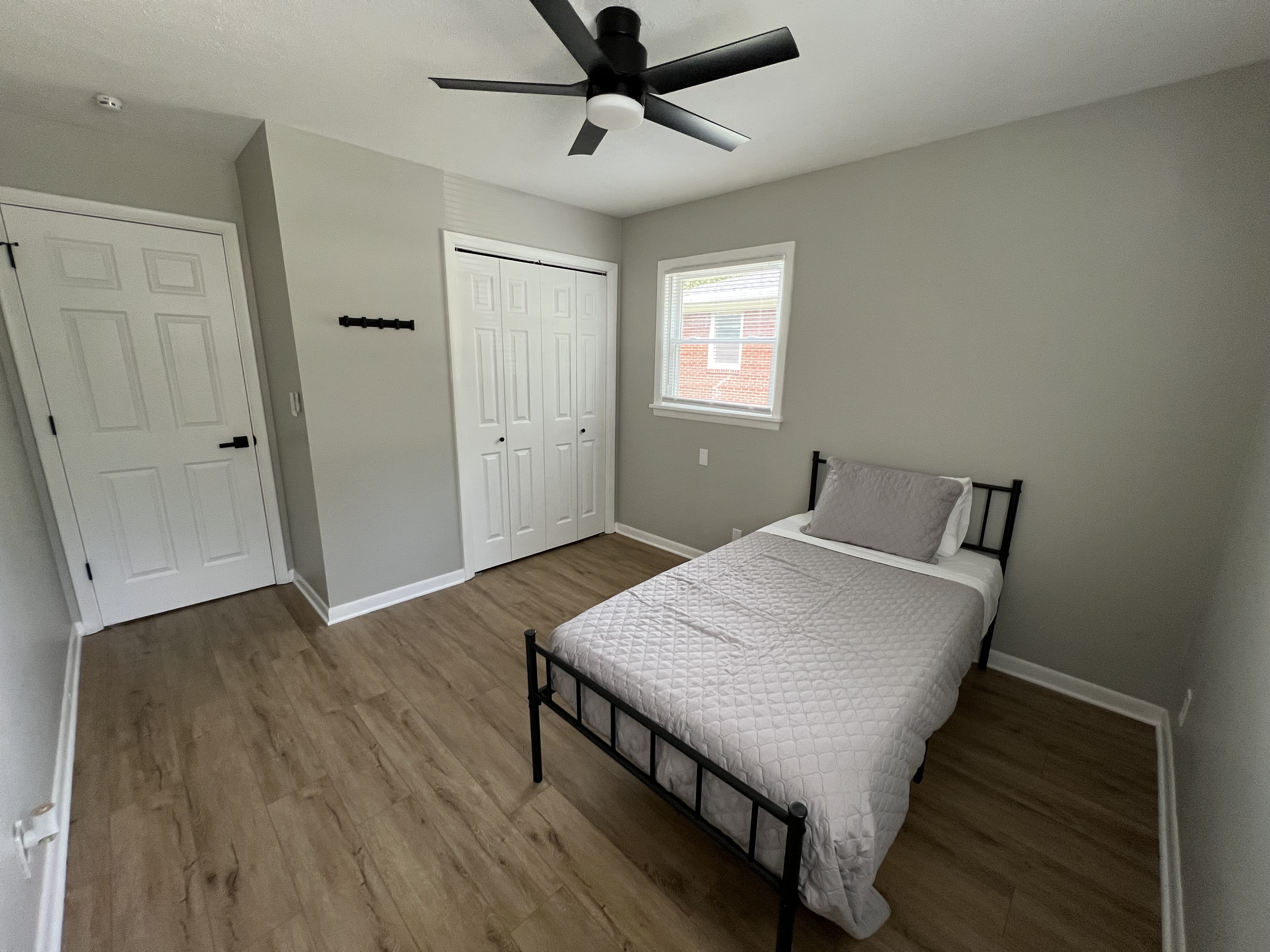 SDF pilot crashpad bedroom — private and shared double rooms for commuting airline pilots